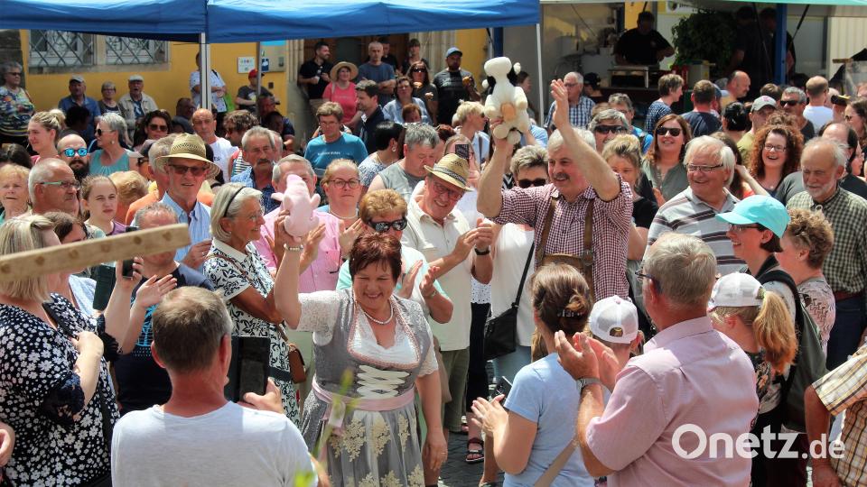 Für gute Stimmung sorgte vergangenes Jahr das fernsehbekannte Bauernehepaar Bruno und Anja mit ihrem Auftritt. Heuer werden die beiden mit einem eigenen Stand zum Kemnather Wochenmarkt am Donnerstag, 7. September, kommen. Archivbild: stg