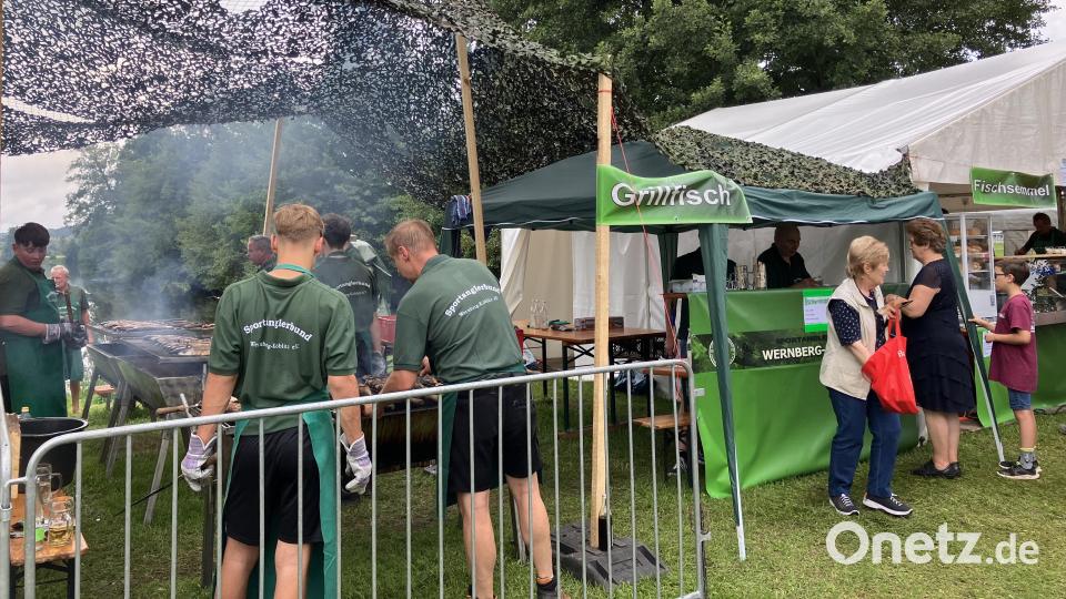 Ein Renner war der Grillfisch, den sich die Besucher des Fischerfestes in Wernberg-Köblitz schmecken lassen.. Bild: Musshoff/exb