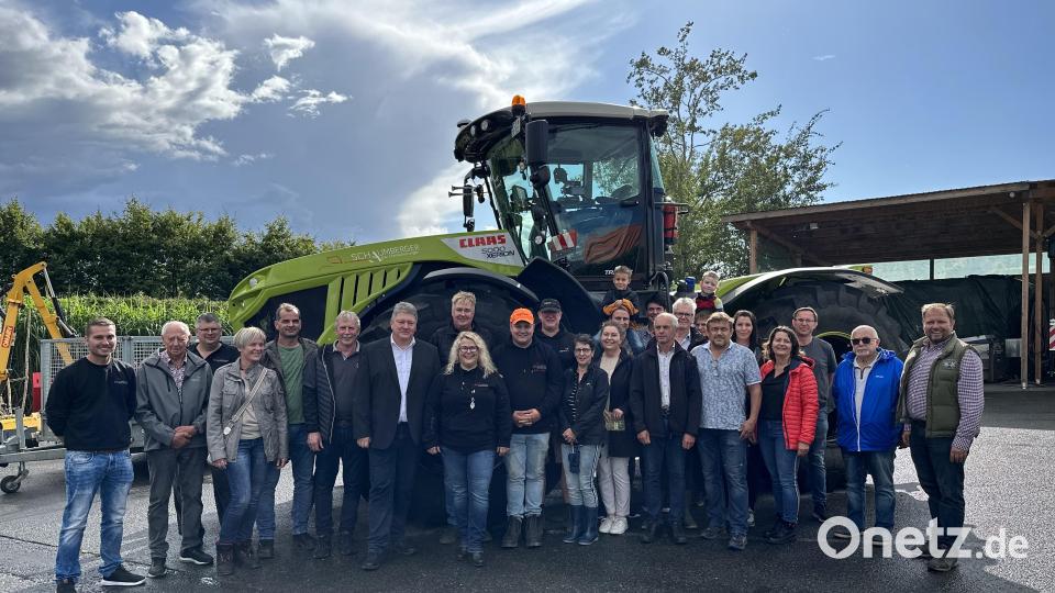 Die Freien Wähler Mitterteich haben den Standort der Firma Agrar Schaumberger in Franzensbad besucht. Mit dabei waren auch die Landtagskandidat Bernhard Schmidt und Hubert Schicker. Bild: Freie Wähler Mitterteich/exb