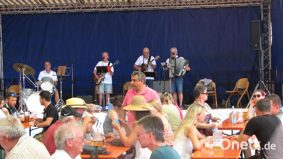 Die „Lustigen Buam“ (Michael Bertelshofer, Lothar Kraus, Roman Karl und Reinhold Müller) spielen Schlager, Evergreens und alpenländische Volksmusik. Bild: knh