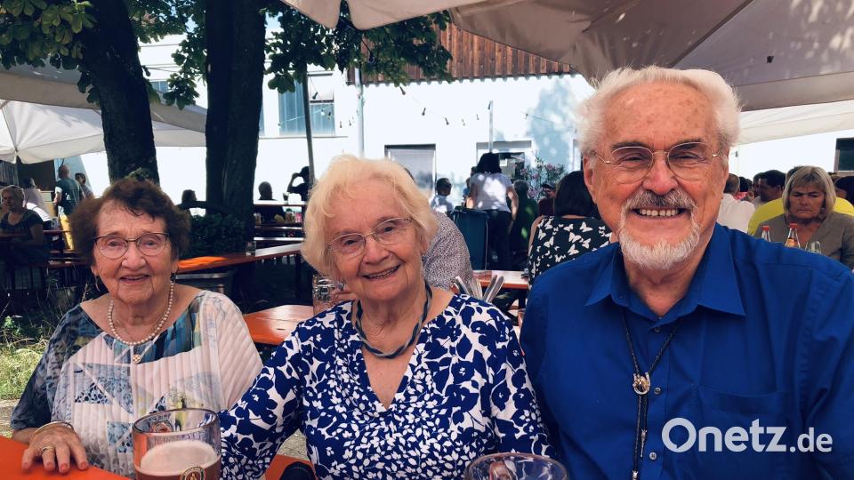 Am Sonntag hatten Jutta Wege, Maria Böhm und Anton Zahn (von links) beschlossen, den Vormittag im Biergarten beim Stefflwirt zu verbringen. Bild: wro