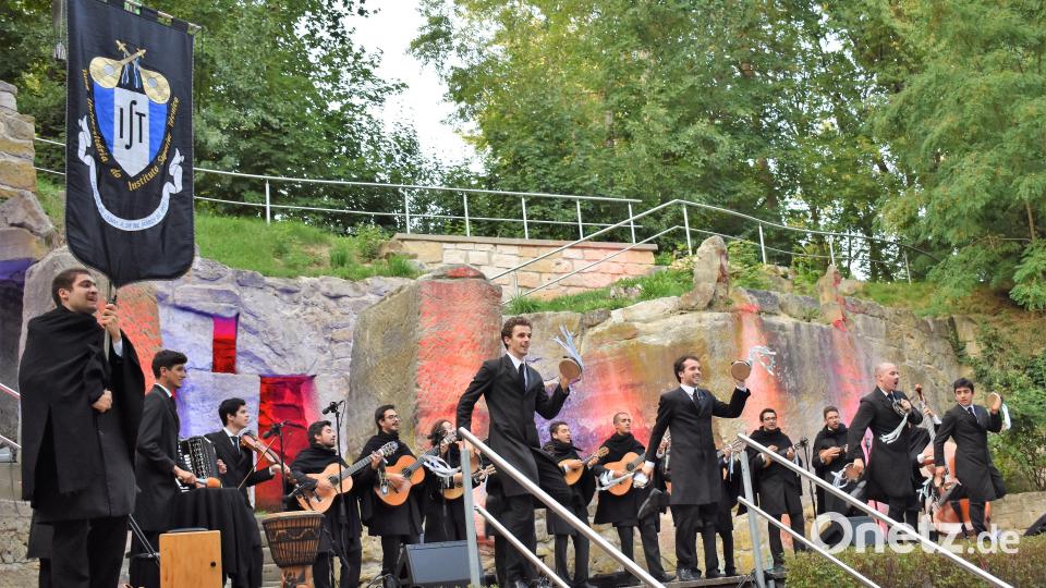 Die Tuna der Technischen Universität Lissabon bringt den &quot;Spirit of Portugal&quot; auf die Schönberg-Bühne&quot;. Bild: rgr