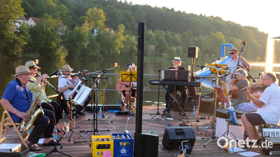 Mit einem beschwingten Melodienreigen bieten die Stodbergsait&#039;n bei einer Serenade im Rußweiher-Freibad beste Unterhaltung. Bild: do