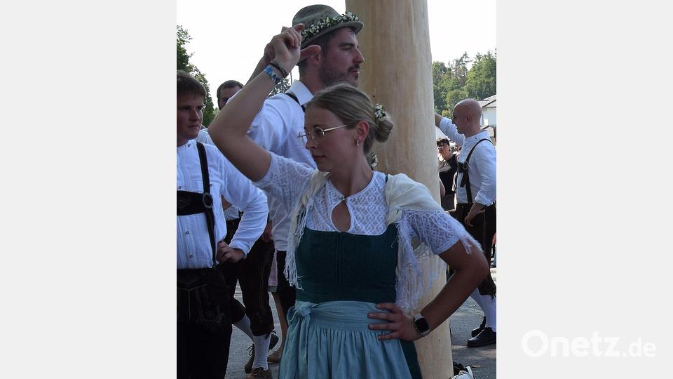 Zum neuen Oberkirchweihpaar wurden heuer Eva Inselsberger und Dominik Weber beim Austanzwalzer gekürt. Bild: bö