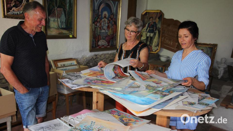 Karin Achatz (rechts) erzählte den Besuchern des Abverkaufs zu verschiedenen Zeichnungen und Bildern so manche Anekdote. Bild: kro