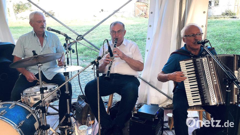 Für die Unterhaltung am Sonntag waren die Stodlmusikanten zuständig - von links Hans Schüner, Josef Franz und Ferdinand Lienerth. Bild: wro