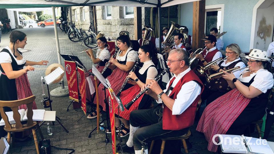 Musikalisch begleitet wurde der Frühschoppen beim Zoiglfest der Jungen Union Wiesau vom Musikverein Wiesau und Umgebung unter der Leitung von Paula Bächer aus Muckenthal (links). Bild: wro
