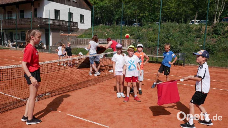 Die Kinder verfolgen den Flug des Balles mit der Hoffnung, dass er im Fangkorb landet. Bild: gz