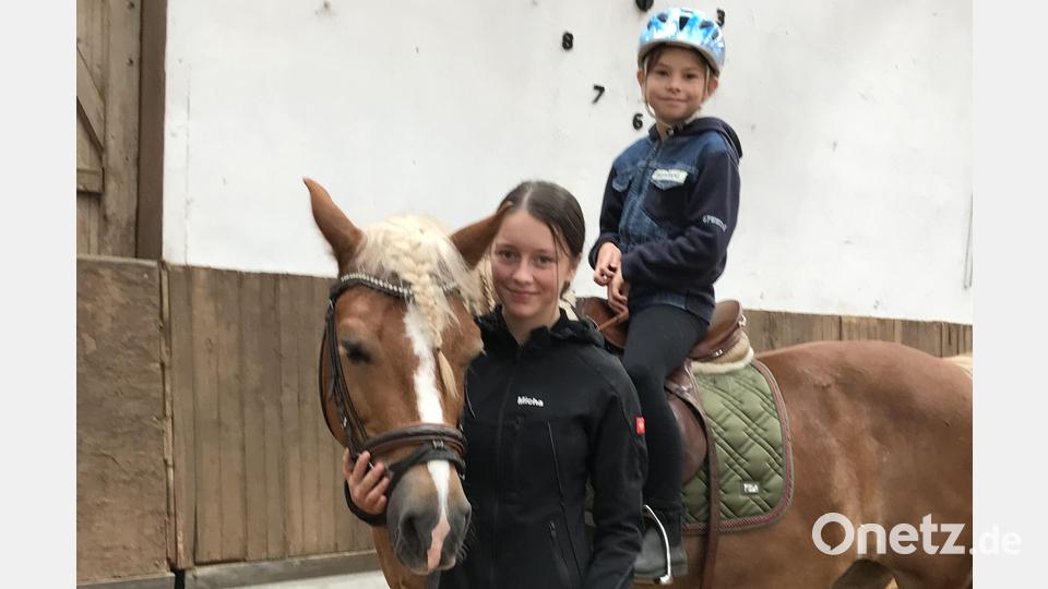 Drei glückliche Teilnehmer: Die Kinder dürfen auf geführten Pferden durch die Halle reiten. Bild: mma
