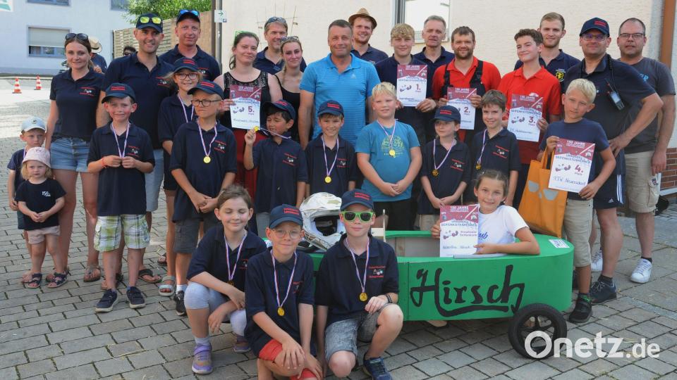 Praktisch nur Sieger gab es beim Seifenkisten-Rennen der Schnaittenbacher Feuerwehr. Unser Bild zeigt die Teilnehmer und Organisatoren, die „Löschbande Schnaittenbach“ und mitten drin der 2. Bürgermeister Uwe Bergmann (hellblaues T-Shirt) sowie Kommandant Michael Werner (2.v.r.). Bild: gf