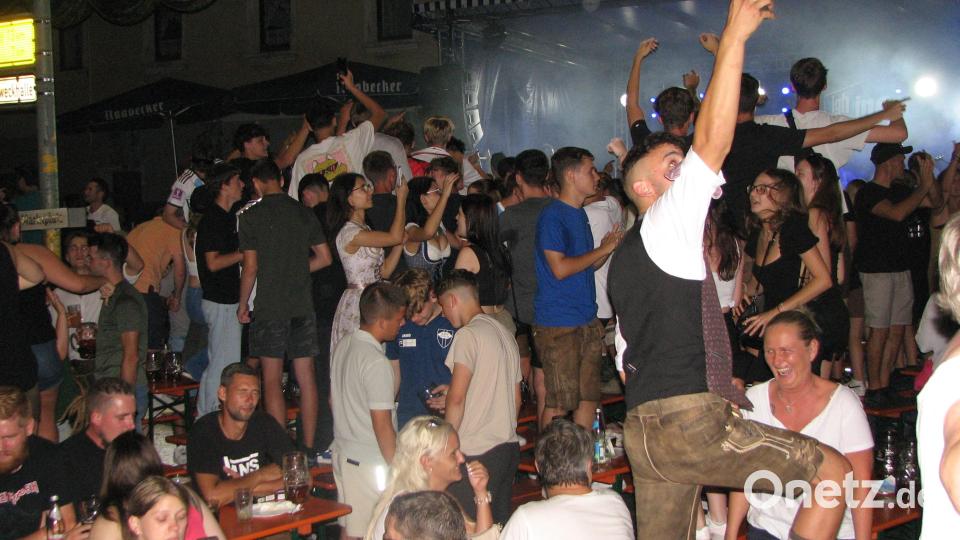 Bei hereinbrechender Dunkelheit hielt es viele nicht mehr auf den Bänken und sie klatschten zur Musik. Bild: knh