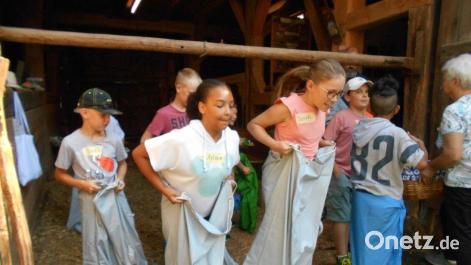Den Spieleklassiker Sackhüpfen probierten die Kinder auf dem Goglhof aus. Bild: wfe