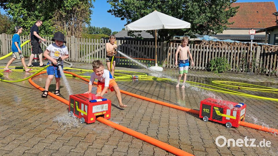 Spannung pur herrscht bei den Spritzenwettrennen, bei denen hölzerne Feuerwehrautos mit dem Wasserstrahl aus einem B-Schlauch schnellstmöglich über die Ziellinie getrieben werden mussten. Im Hintergrund: André Schlaffer vom Helferteam. Bild: u
