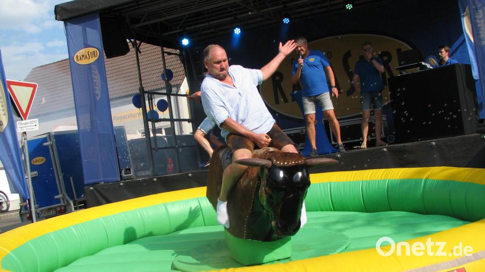 Bürgermeister Kammerer fällt mit guten Haltungsnoten nach 78 Sekunden vom wilden Stier. Bild: knh