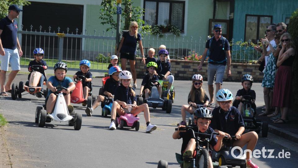 Mit Tret- und Bobby-Cars brettert die „Löschbande“, so der Name der Schnaittenbacher Kinderfeuerwehr, die Rennstrecke runter zum Georg-Landgraf-Platz. Bild: gf