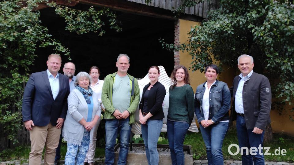 Neuwahlen gab es bei der Arge Fisch. Im Bild (von links) Bürgermeister Stefan Grillmeier, Kassenprüfer Wolfgang Stock, Schriftführerin Elfriede Stock, Geschäftsführerin Mariya Ransberger, Vorsitzender Thomas Beer, 2. Vorsitzende Stephanie Wenisch, 3. Vorsitzende Lena Bächer, Kassiererin Manuela Bächer und Landrat Roland Grillmeier. Bild: Arge Fisch/exb