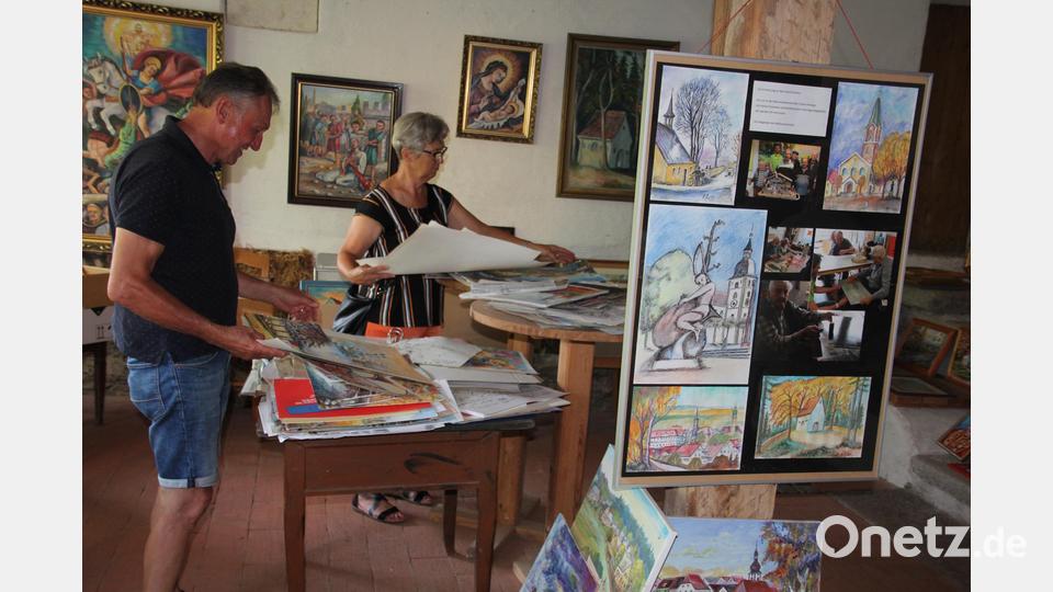 Dieses Paar kam aus Reuth bei Erbendorf nach Mähring, um die Bilder zu begutachten. Bild: kro