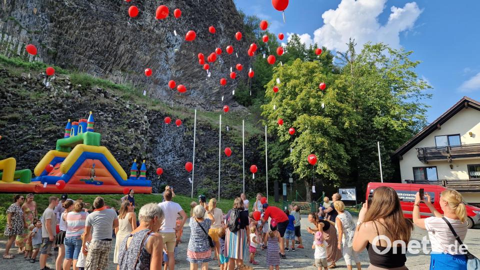 Am Ende des Kinderfestes in Parkstein steigen über 50 rote Luftballons in den Himmel. Bild: exb/Georg Janner