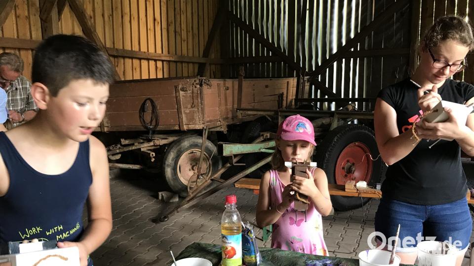 Mit viel Eifer und Konzentration basteln die Kinder Kühe. Bild: mma