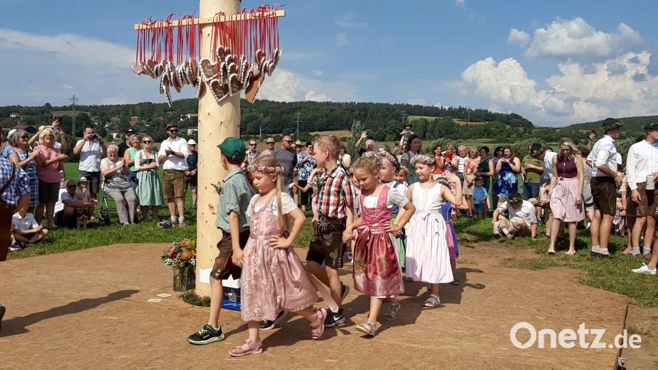 Auftritt der Kinder bei der Kirwa der Dorfgemeinschaft Moos Bild: Carina Ebensberger/exb
