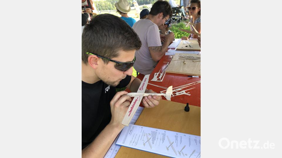 Die Firma Höllein unterstützte die Aktion mit 30 kostenlosen Balsagleitern!. Bild: Stefan Hüttner/exb