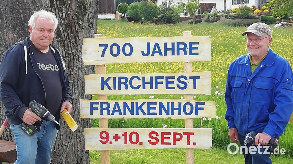 Hier stellen (von links) Richard Paulus und Hubert Lang ein Schild auf, das für das Kirchfest in Frankenhof wirbt. Bild: no