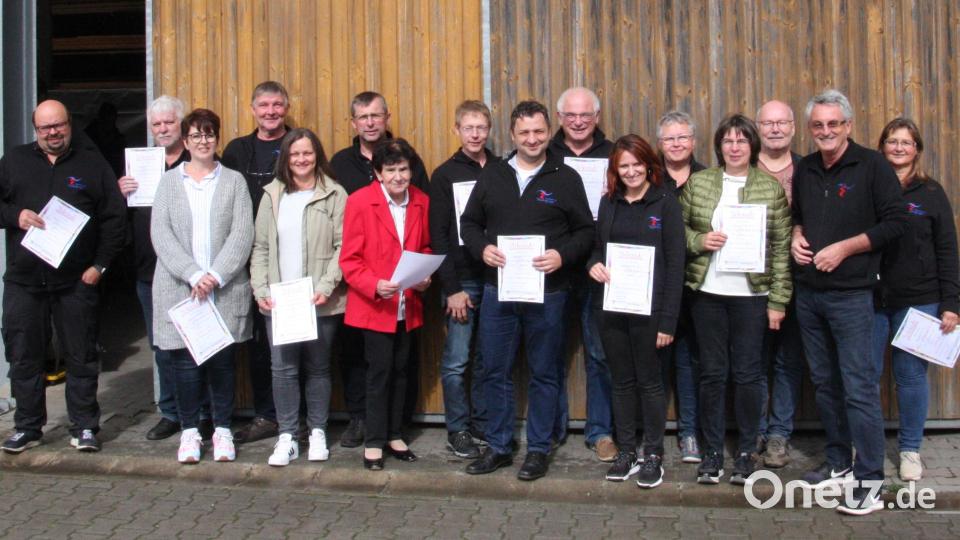 Eine Erinnerungsurkunde erhalten die anwesenden Gründungsmitglieder. Bild: Prögler/exb