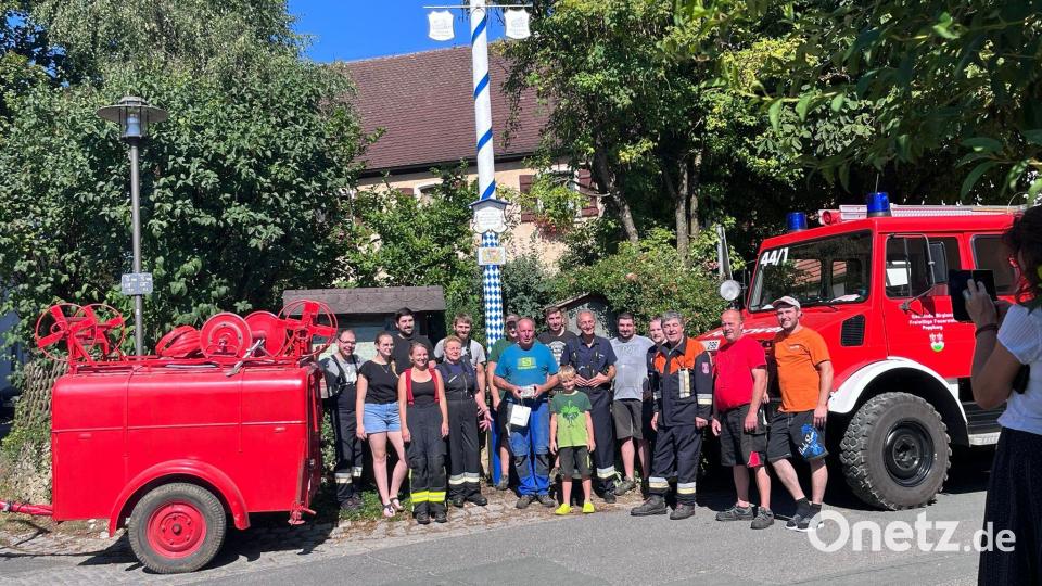 Einen Zunftbaum hat die Feuerwehr Poppberg ihrem Ehrenkommandanten Reinhard Franz zum 70. Geburtstag vors Haus gestellt. Bild: sis