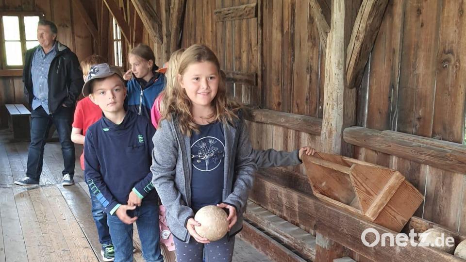 Das Kegeln in der historischen Kegelbahn bereitet den Teilnehmern besonders viel Spaß. Bild: Sonja Seidel/exb
