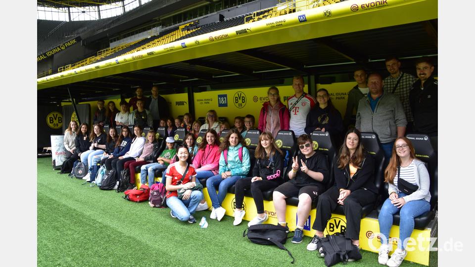 Ministranten und Jugendleiter nahmen auf der Bank von Borussia Dortmund Platz. Bild: Ministranten Grafenwöhr