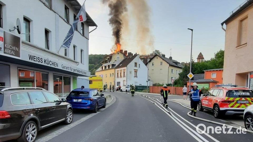 Hunderte Meter an Schläuchen waren nötig, um Wasser von der Röslau zum Brandort zu leiten. Bild: Schemm/fph