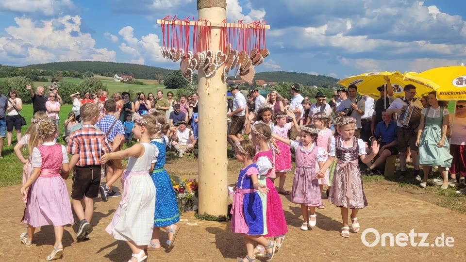 Kinder aus dem Ort tanzen bei der Kirwa in Moos um den Baum. Bild: Carina Ebensberger/exb