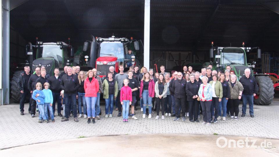 Die Mitglieder der Theatergruppe Tiefenbach besuchten zur Feier des Jubiläums den "Erlweber-Hof". Bild: Prögler/exb