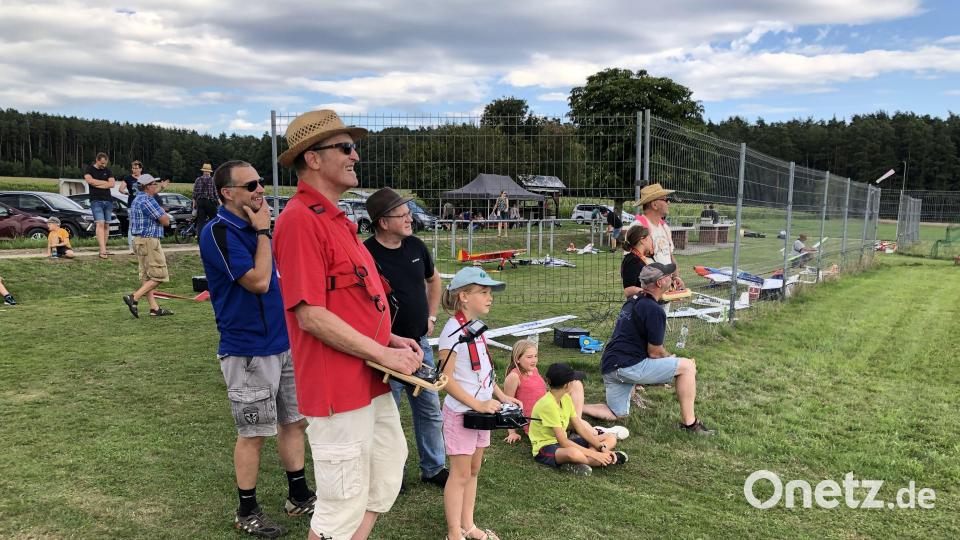 Angeleitet von Mitgliedern des Modellflugsportclubs steuern die Kinder hochkonzentriert die Flugzeuge. Bild: Stefan Hüttner/exb