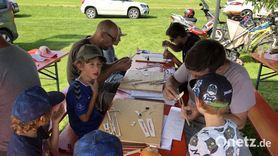 Kinder, Eltern und Profis beim Basteln von Balsagleitern Bild: Stefan Hüttner/exb