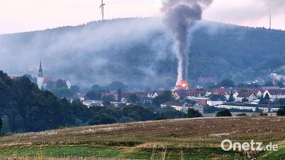 Weithin sichtbar waren die hohe Rauchsäule und das Feuer über den Dächern Arzbergs. Bild: Stefan Klaubert/exb