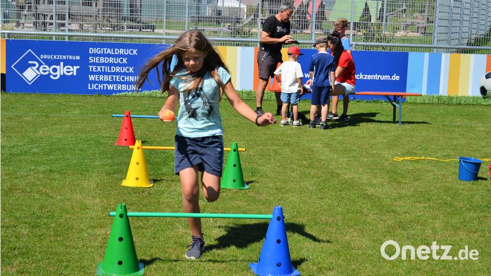 Viel Geschicklichkeit musste hier Teilnehmerin Annalena unter Beweis stellen, um beim &quot;Eierlauf&quot; ohne Verluste über die Hindernisse zu kommen. Bild: kki