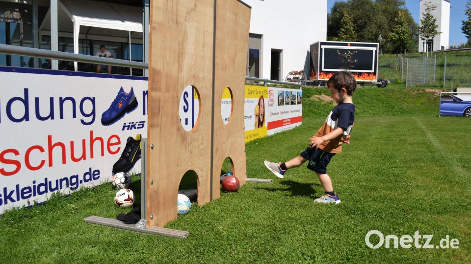 Schnell mal den Anlauf verkürzt und schon ist der Ball durchs Loch, auch die Kleinsten hatten wie Felix ihren Spaß! Bild: kki