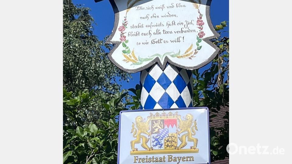 Der Sinnspruch und das Bayernwappen am Zunftbaum in Matzenhof. Bild: sis