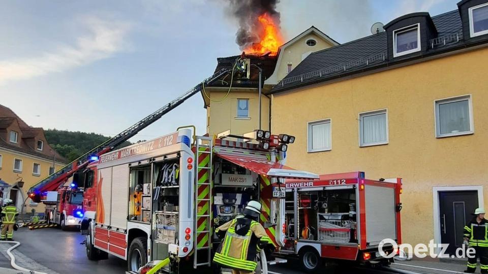 Lichterloh in Flammen stand am frühen Mittwochmorgen der Dachstuhl eines einst repräsentativen Jugendstilgebäudes in der Arzberger Bahnhofstraße 25. Bild: Schemm/fph