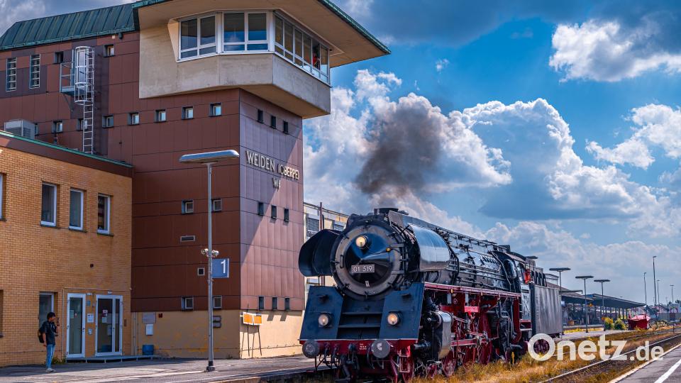 Leserin Elke Englmaier hat die historische Lok beim Halt in Weiden fotografiert. Bild: Elke Englmaier/exb