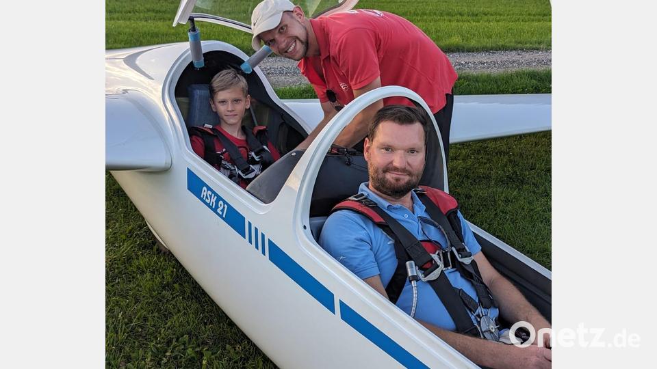 Die Teilnehmer im Segelflugzeug mit Fluglehrer Harald Morgenstern (vorne, sitzend) und Tobias Hör. Bild: Gerhard Döhrling/exb