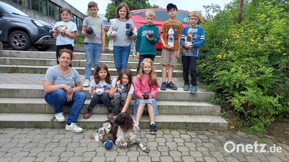 Gruppenbild der Bastelkinder mit Hund Emma Bild: gra