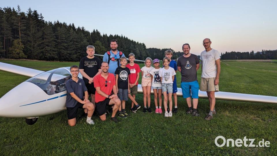Die Teilnehmer des Ferienprogrammpunkts des Aero-Clubs stellten sich zu einem Gruppenfoto auf. Bild: Gerhard Döhrling/exb