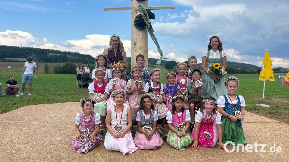 Auftritt der Kinder auf der Kirwa in Moos. Bild: Carina Ebensberger/exb