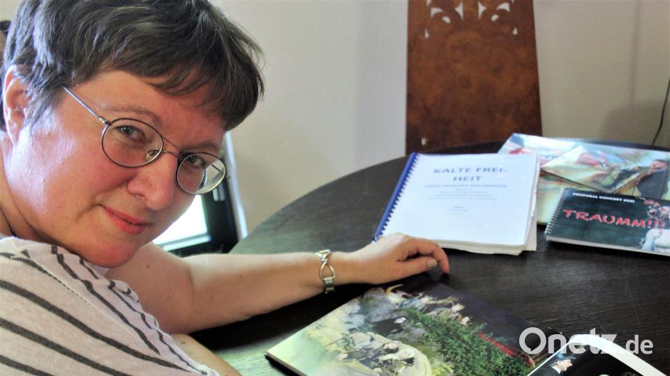 Birgit Simmler bleibt beim Blättern im Buch &quot;Theaterwunder Luisenburg&quot; bei einem Szenenbild von &quot;Sommernachtstraum&quot; hängen: Dieses Stück wird auch 2024 auf dem Spielplan zu finden sein. Bild: stg