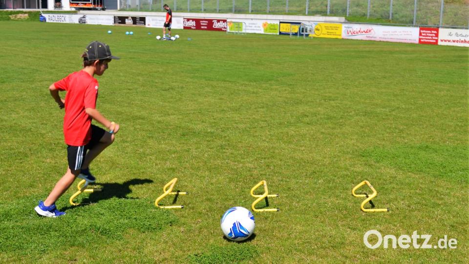 Slalom laufen und dabei den Ball mitführen und am Ende Torschuss, Teilnehmer Ferdinand hatte alles im Griff! Bild: kki