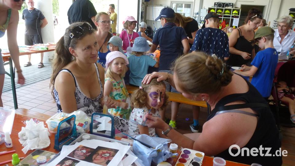 Erika Prün beim Schminken der Kinder. Bild: bk