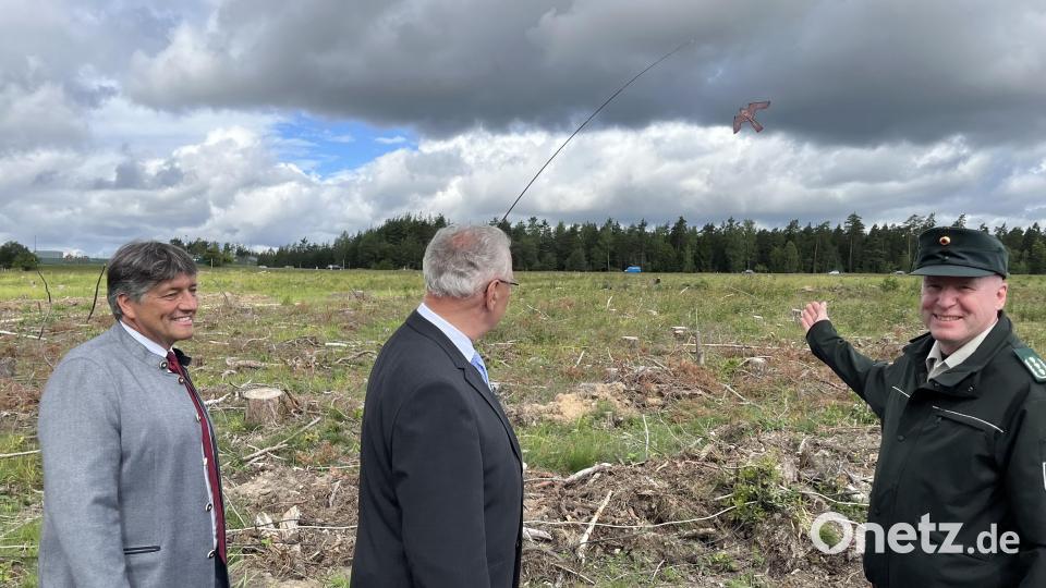 Forstdirektor Axel Schulze-Bierbach (rechts) erläuterte beim Spatenstich Innenminister Joachim Herrmann und Bürgermeister Edgar Knobloch (links)die Verfahrensschritte der Umweltverträglichkeitsprüfung. Greifvogel-Attrappen schweben seit der Rodung Ende Februar zur Vergrämung von Bodenbrütern über dem 14,5 Hektar großen Baufeld. Bild: mor