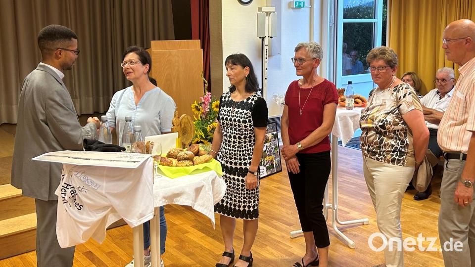 Viele Vereine verabschiedeten sich beim Pfarrvikar. Hier dankte der KAB-Ortsverband Kulmain. Bild: mez